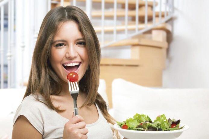 valgyti daržovių salotas pagal mėgstamą dietą