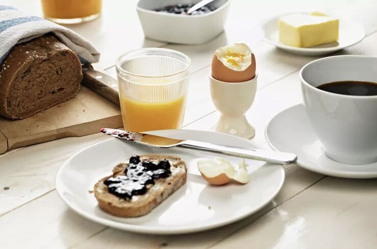 Viso grūdo skrebučiai, kiaušinis ir kavos puodelis – pusryčiai pagal 1500 kalorijų dietos meniu